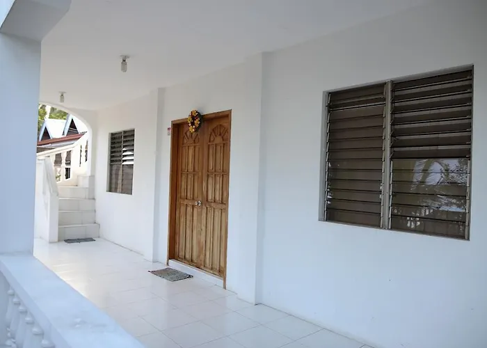 Gasthuis Luzmin Bh - White House Oslob